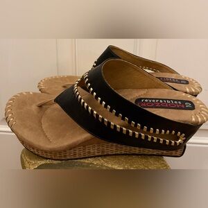 Modzori Reversible Black & Tan Thong Sandals